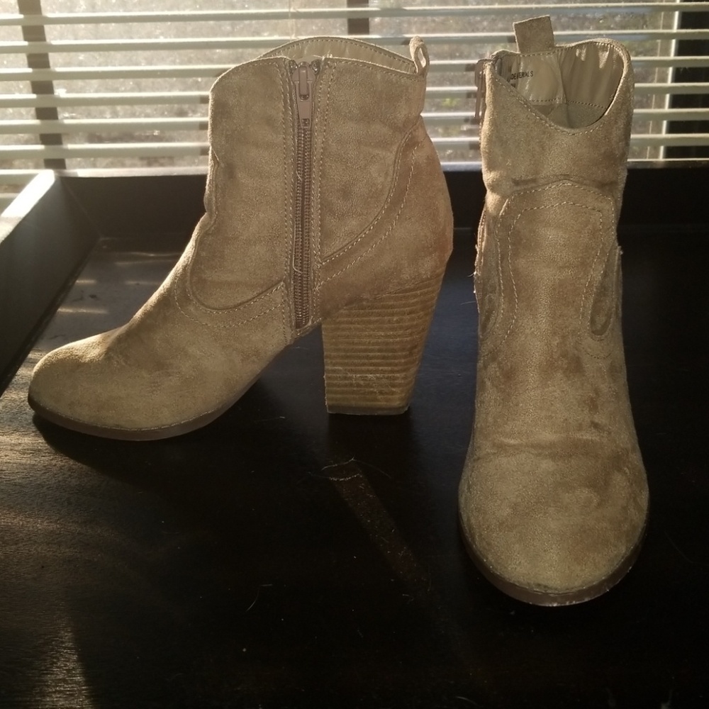 Taupe Western style ankle boots - Picture 4 of 4